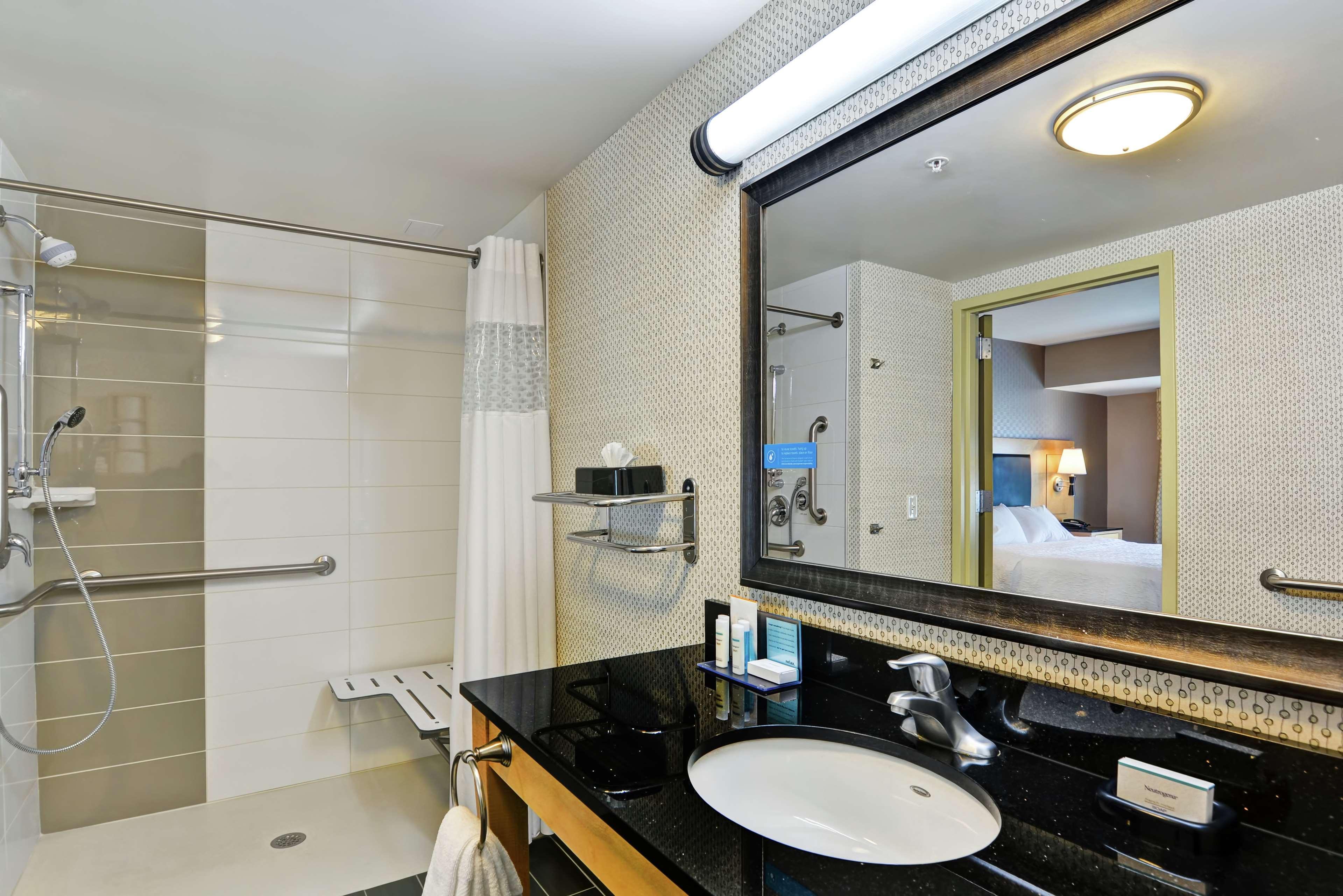 Hampton Inn & Suites Crabtree Роли Экстерьер фото
